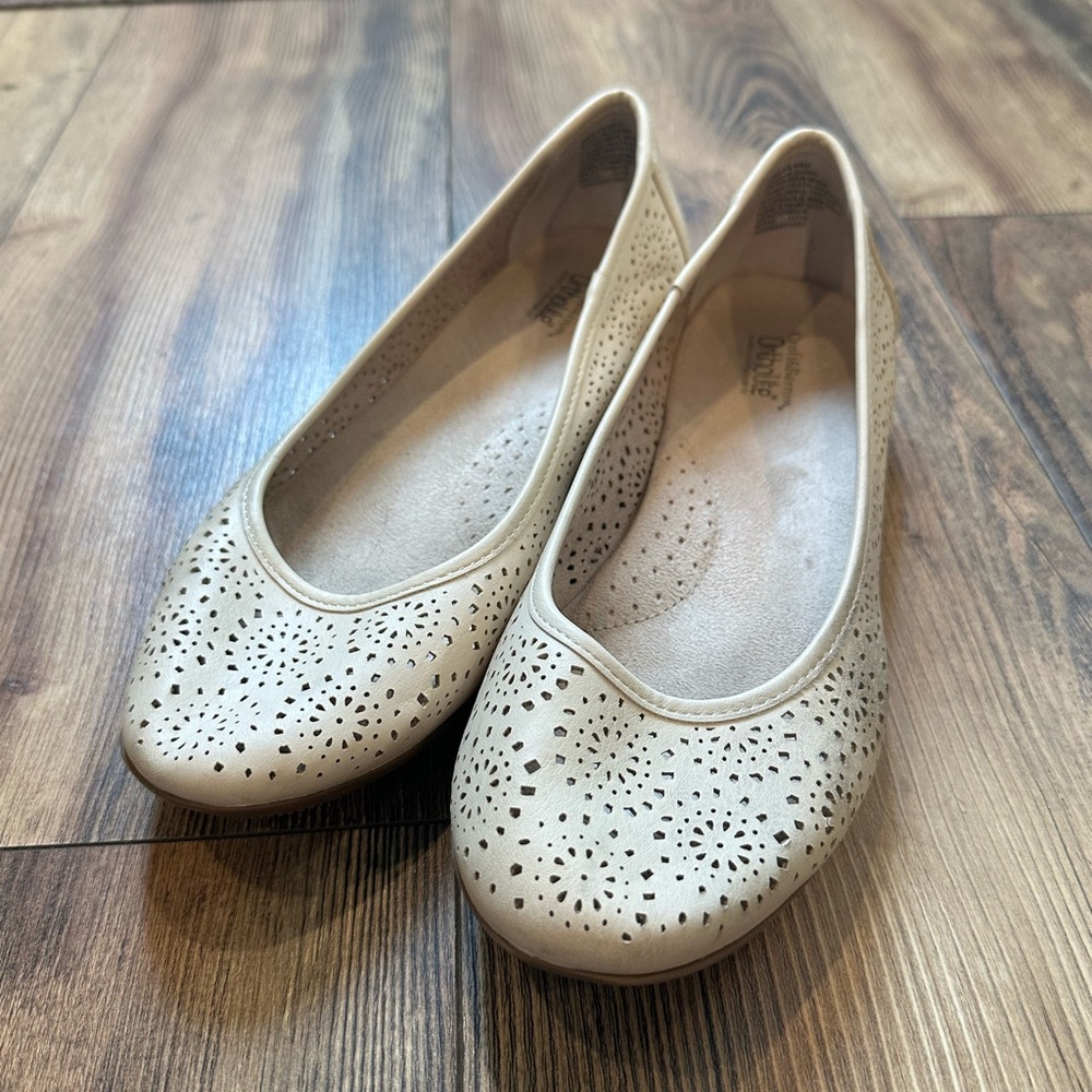 Croft & Barrow Cream Perforated Flats Career Work Women’s Casual Everyday 9.5